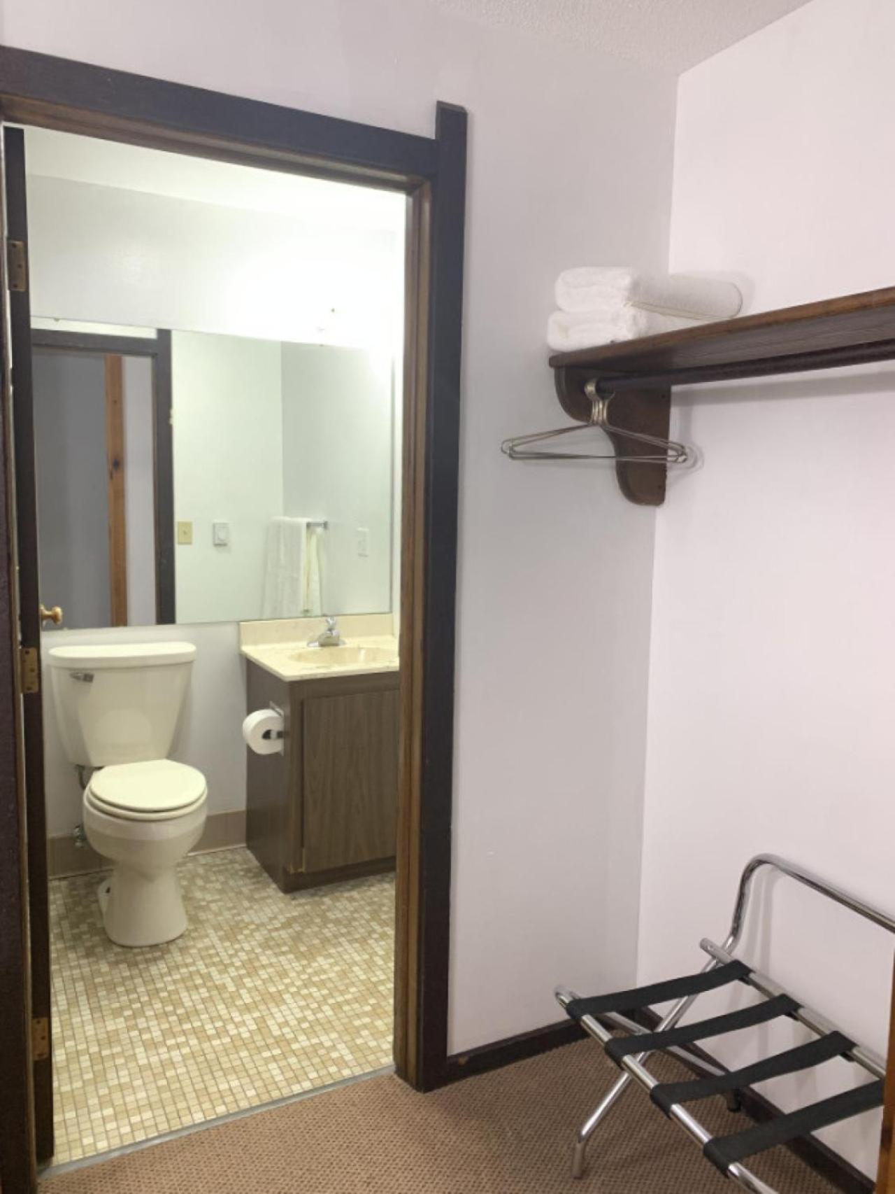 Bridge Inn Tomhawk - 2Nd Floor, 1 King Size Bed, Balcony, River View Tomahawk Exterior foto